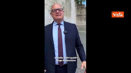 Gualtieri pulisce le banchine del Tevere con una sabbiatrice per una riqualificazione