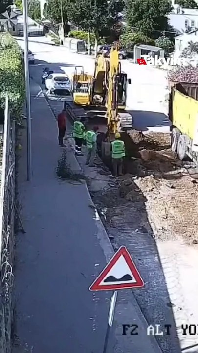 Bain de boue gratuit pour ces ouvriers