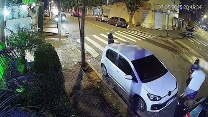 Vítima é cercada e assaltada por bandidos em SP