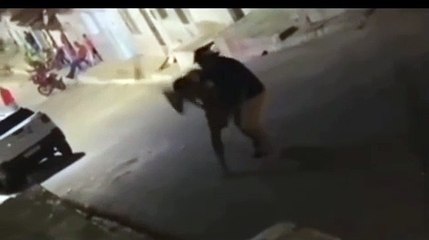 Irmãos brigam em via pública e um tenta matar outro com foice