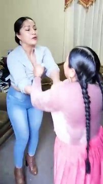 Dos concejales se trenzan a golpes y se jalan de los cabellos en pleno Concejo