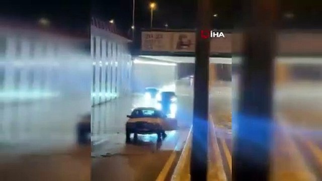 Sağanak yağış nedeniyle alt geçit sular altında kaldı, vatandaşlar araçlarını terk ederek böyle kaçtı