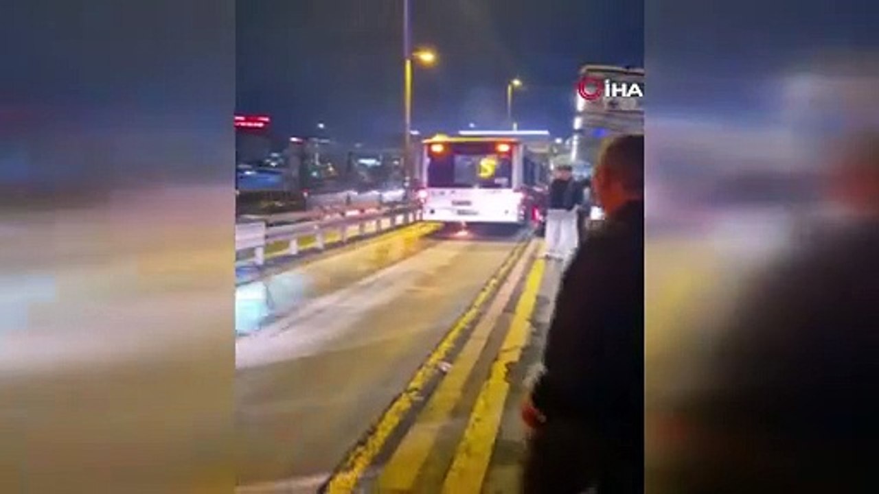 Kağıthane’de metrobüsün motor bölümü yandı, seferler kısa süre durduruldu