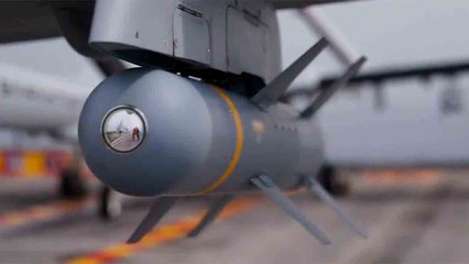 Video näyttää aseistettujen Bayraktar TB-3 -droonejen nousevan ilmaan TCG ANADOLU -aluksesta ja laukaisemassa MAM-L-ohjuksia