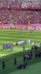 La afición culé canta a capela el himno del Barça en Montjuïc