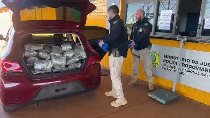 Casal é flagrado com 122 kg de maconha em carro na BR-277 em Cascavel