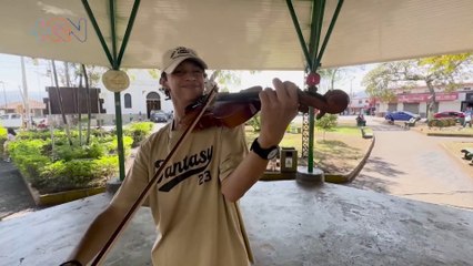 Toca en las calles para pagar sus estudios: la historia de Kendall Álvarez