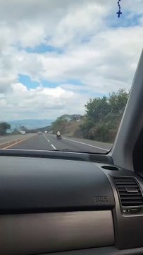 Captan a pasajeros de moto realizando maniobras peligrosas en la CA-5 Norte