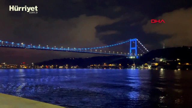 Fatih Sultan Mehmet Köprüsü maviye büründü