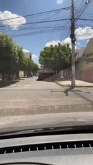 Morador denuncia bloqueio de via por caminhão estacionado na Rua Pedra Branca, em Patos, e cobra ação da STTRANS