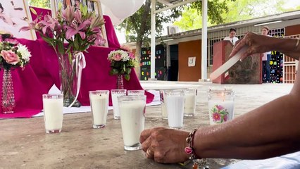 Familiares y compañeros de escuela homenajean a niñas asesinadas en mexicano Sinaloa