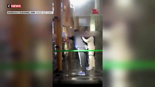 Bordeaux : Scène surréaliste en plein tribunal hier avec plusieurs dizaines de personnes, venues de différents quartiers, qui s'affrontent violemment faisant des blessés