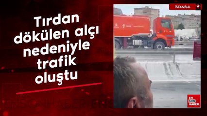İstanbul'da tırdan dökülen alçı nedeniyle trafik oluştu
