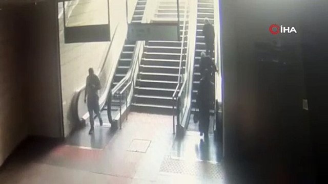 Metro istasyonunda reklam panosu kadının üstüne böyle düştü!