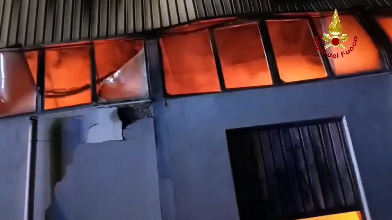 Capannone avvolto dalle fiamme a Larderia: vigili del fuoco di Messina a lavoro per domare l'incendio