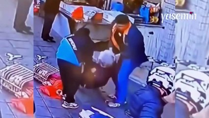 Yere düşen kadını son anda kurtardı! O anlar böyle karikatürize edildi