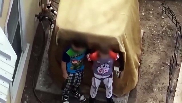 Crianças de 7 e 9 anos filmadas a brincar com arma. Polícia teve de disparar