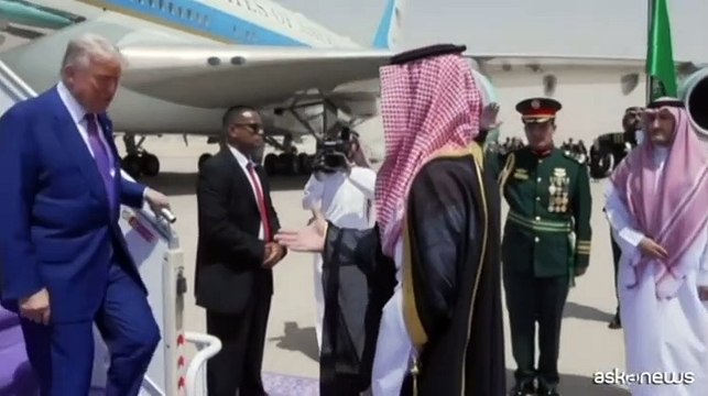 Il principe ereditario saudita bin Salman accoglie Trump a Riad