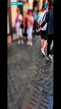 Turista borseggiato in via del Tritone, poliziotto fuori servizio filma la scena e arresta il ladro