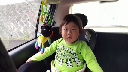 大迫力！自動車内で大暴れな3歳児男の子（発達障がい（知的障害）-自閉性スペクトラム症）買い物するママを待つ間、座席をパンパンして音遊びで暇つぶし