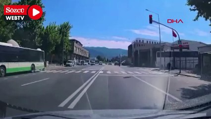Minibüsüyle kırmızı ışıkta duran araçları geçip, yayalara rağmen yoluna devam etti
