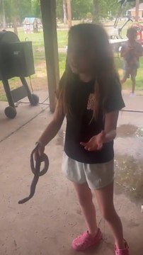 Una niña sorprende al mundo al coger una serpiente como si fuera una mascota más