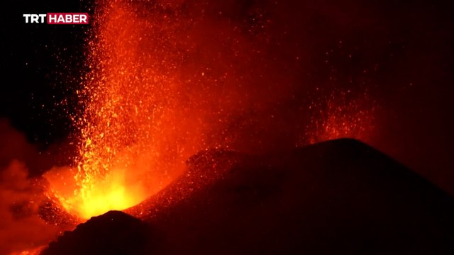 İtalya'da Etna Yanardağı yoğun şekilde kül ve lav püskürttü