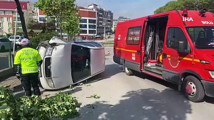 Düz yolda ağaca çarptı! O anlar böyle görüntülendi!