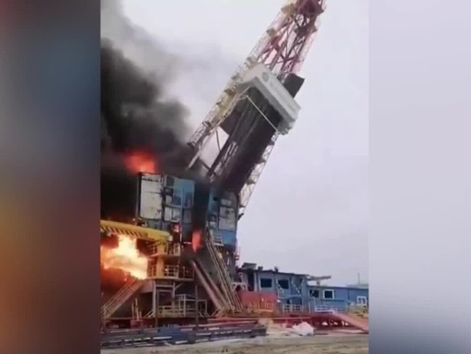 Russland: Brennender Ölbohrturm stürzt ein