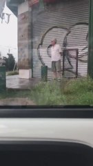 La emoción de un hombre cuando su nieto lo recoge para que no se moje con la lluvia