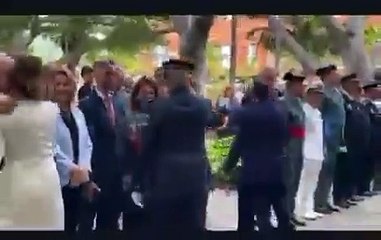 Momento en el que los concejales socialistas de Santa Cruz de Tenerife Andrés Martín Casanova y Alana Michelle Chinea retiran el saludo al alcalde