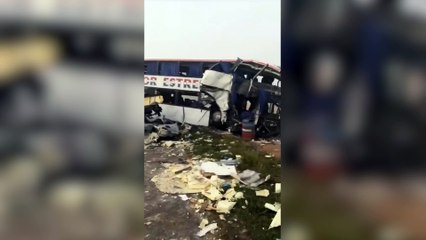Choque frontal entre un micro y un camión en Ruta 3