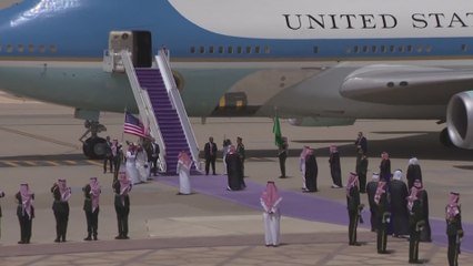Stunning Welcome for Trump in Saudi Arabia Caught on Camera
