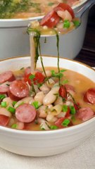 🍲✨ Feijão Diferente com Calabresa e Bacon – A Receita Que Vai Revolucionar Seu Almoço! ✨🍲