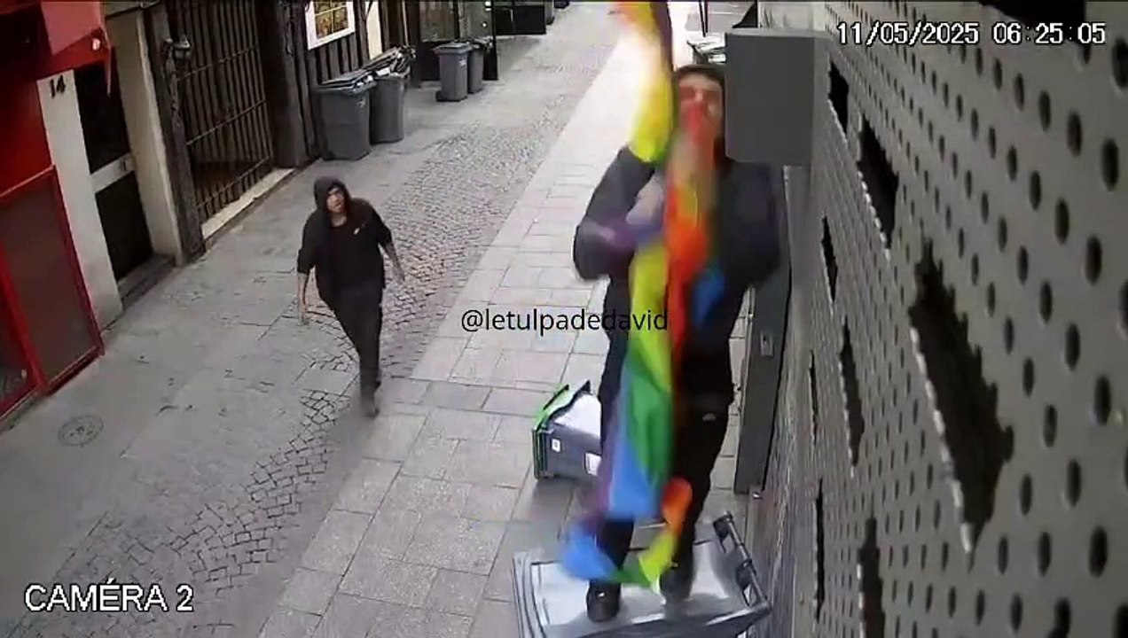 Acte homophobe à Paris: Trois personnes arrachent les drapeaux LGBT d'un bar gay dans le marais, les piétinent et crachent dessus