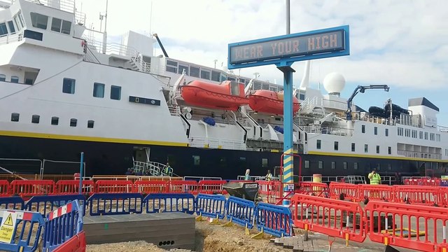 National Geographic Explorer and Silverseas Silver Endeavour in Portsmouth port