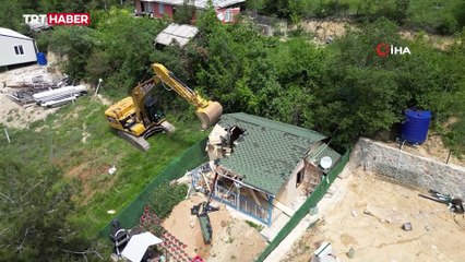 Çelik konstrüksiyon kaçak villa vinçle taşındı