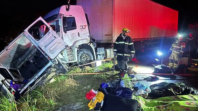 Colisão entre carreta e van deixa nove mortos e 10 feridos em Minas Gerais