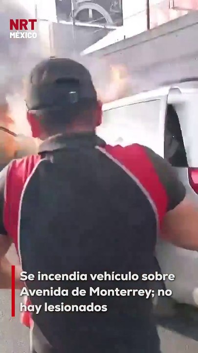 Se reporta el incendio de un automóvil sobre Avenida de Monterrey. Bomberos controlaron el fuego sin que se registraran lesionados. #Monterrey #IncendioVehicular