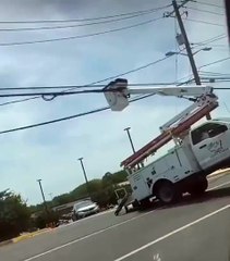 Ce conducteur de nacelle est vraiment débile