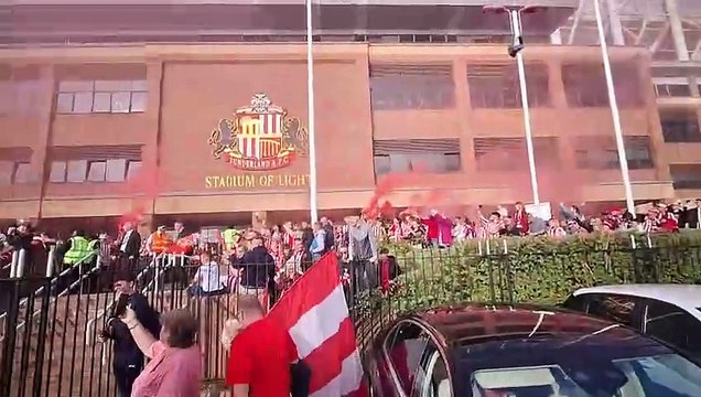 Watch the incredible scenes as Sunderland fans welcome the players ahead of Coventry City play-off semi-final at the Stadium of Light
