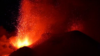 Erupção de vulcões na Itália e nas Filipinas