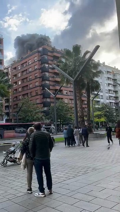 Los bomberos trabajan en extinguir un fuego en Gran Vía