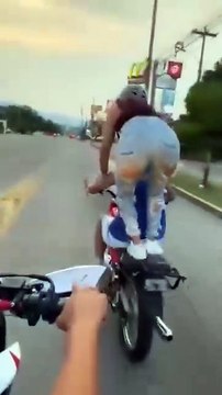 Motociclistas retan a autoridades con peligrosas piruetas en calles de Tegucigalpa
