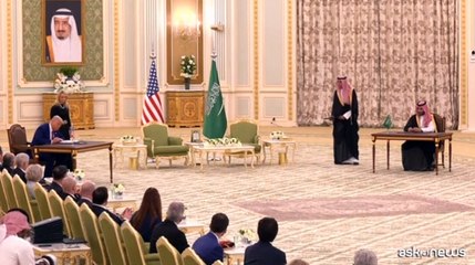 Trump arriva in Qatar fra le polemiche per il maxi regalo di un Boeing 747