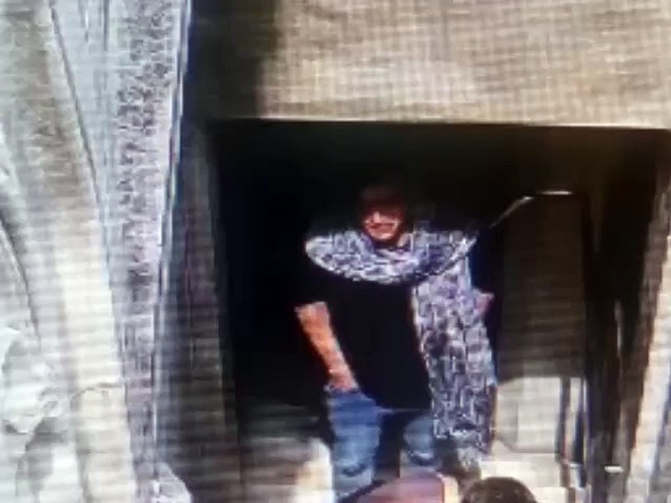 Emanuele De Maria, in testa una kefiah e poi  sale sulle Tearrazze del Duomo di Milano