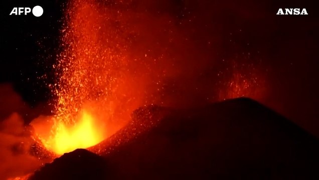 Etna, spettacolo notturno con l'attivita' dal cratere sud-orientale
