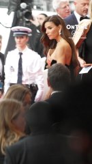 Eva Longoria et Carlos Sainz sur le tapis rouge