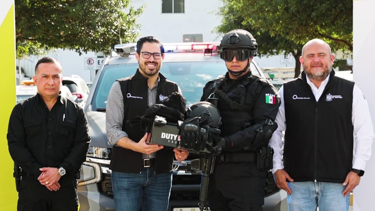 David de la Peña entrega nuevos uniformes a policías de Santiago