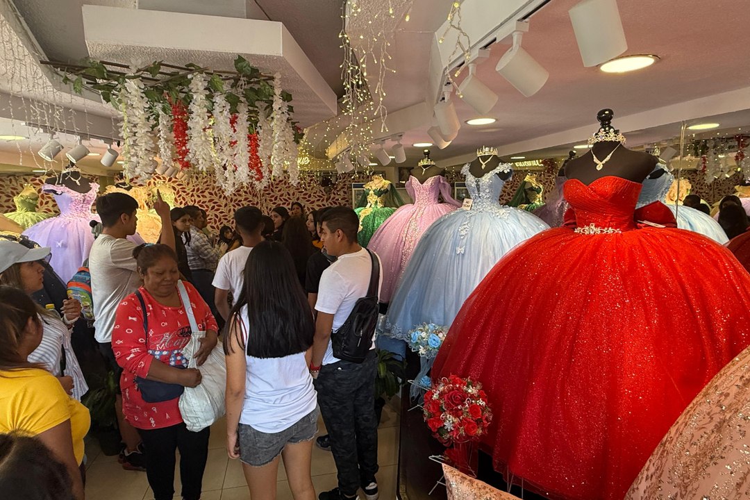 Comerciantes de la Lagunilla donan vestidos y trajes a hijos de mujeres en prisión